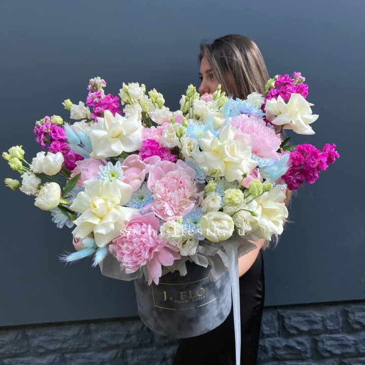 Дизайнерский цилиндр "Пионы гарден" в Иркутске