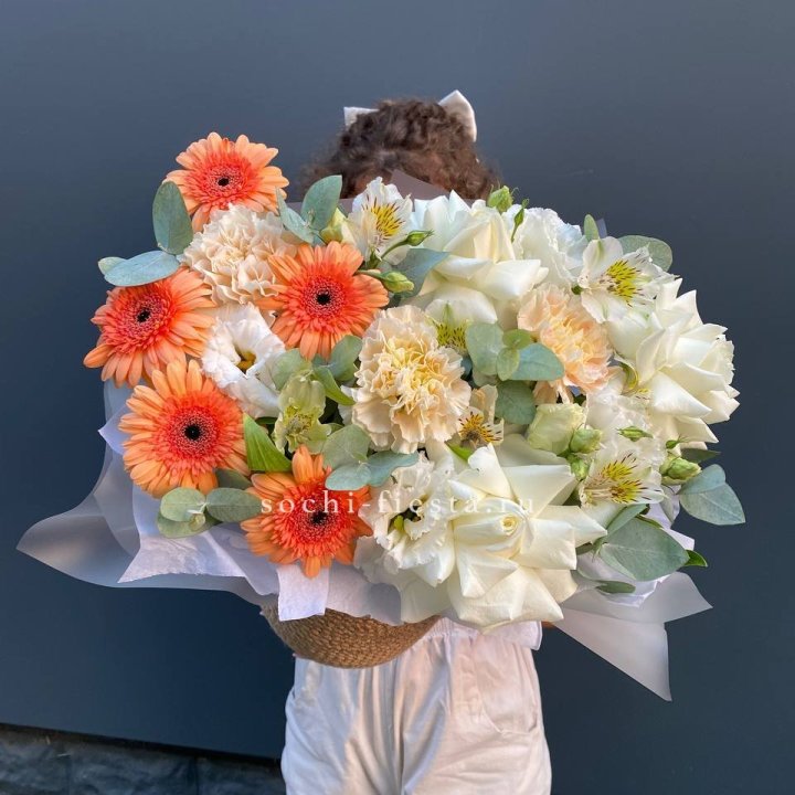 Розы и герберы в джутовом кашпо "Георгино" в Иркутске