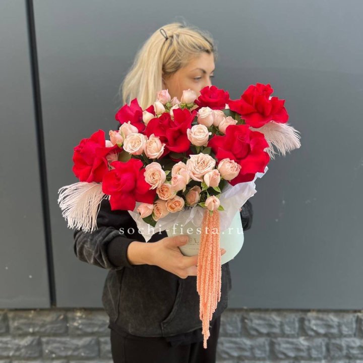 Бокс с нежными розами  в Иркутске