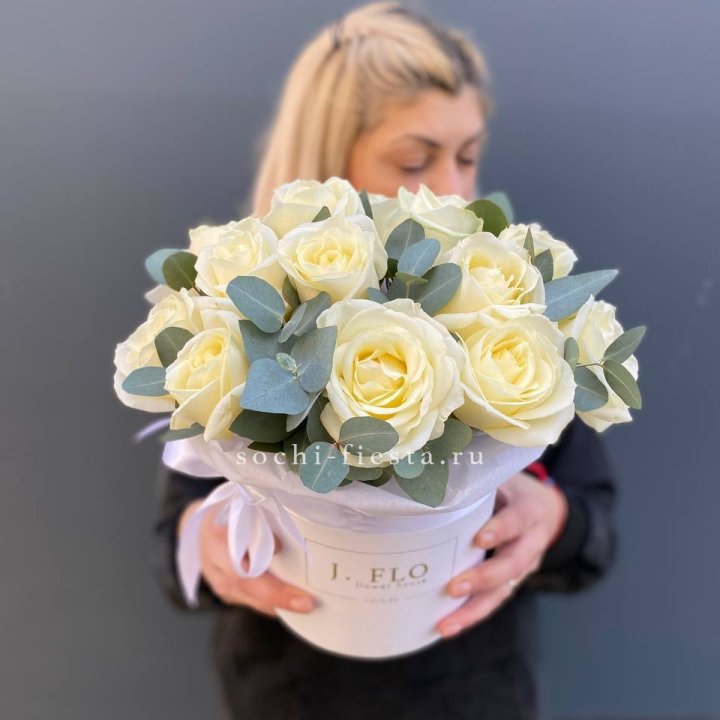 15 белых роз в боксе в Иркутске