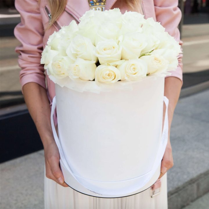 35 белых роз в цилиндре в Иркутске