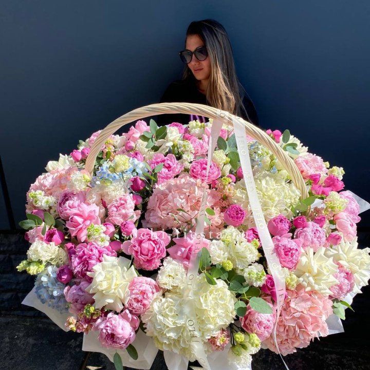 Цветочная корзина из пионов и пионовидных роз "Перфекте" в Иркутске