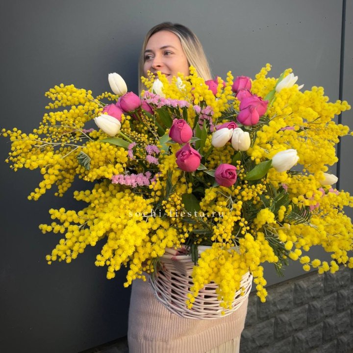 Цветочная корзина с мимозой "Спринг" в Иркутске
