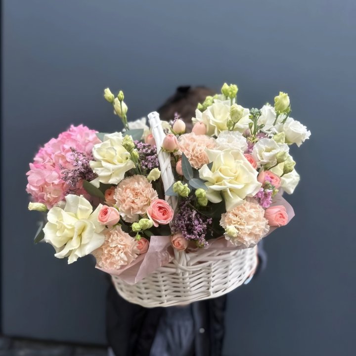 Цветочная корзина "Софтнес" в Иркутске