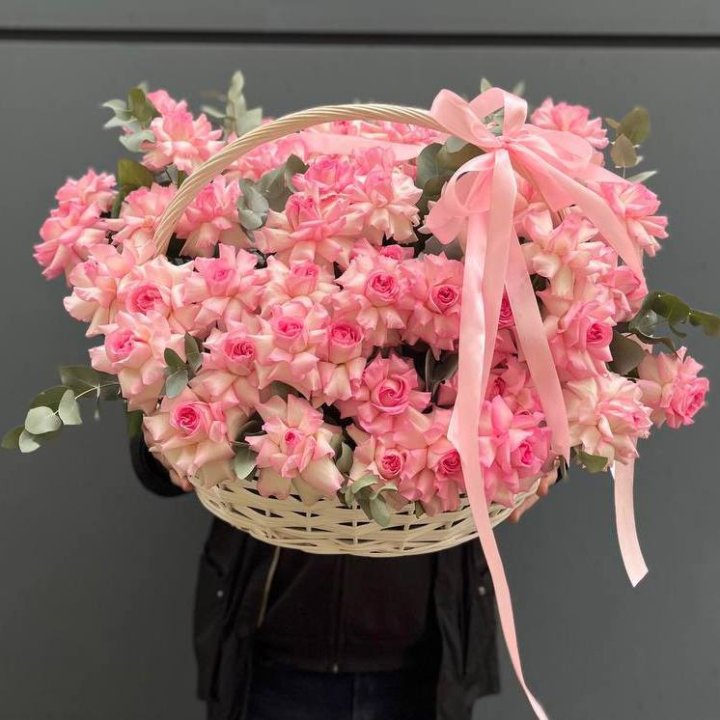 51 розовая роза в корзине в Иркутске
