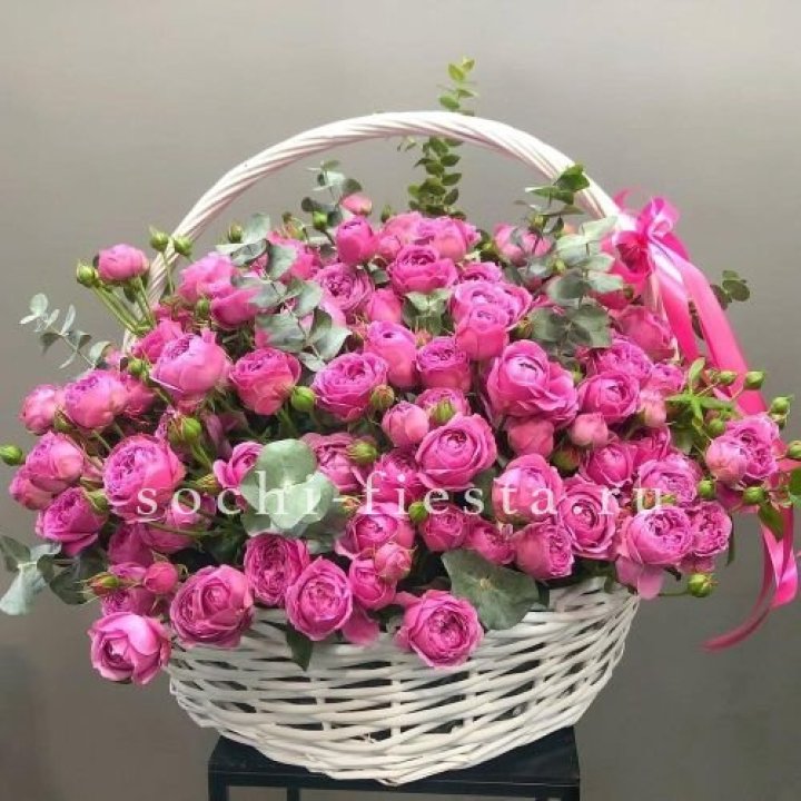 65 пионовидных кустовых роз в корзине в Иркутске