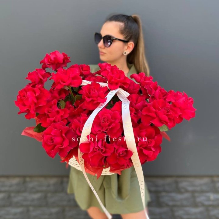 Красные французские розы в корзине в Иркутске