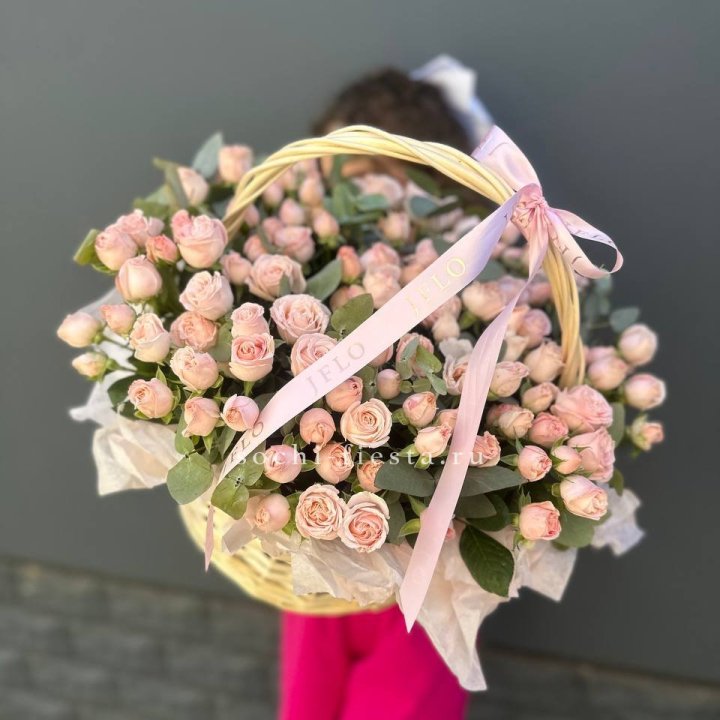 Корзина кустовых пионовидных роз в Иркутске