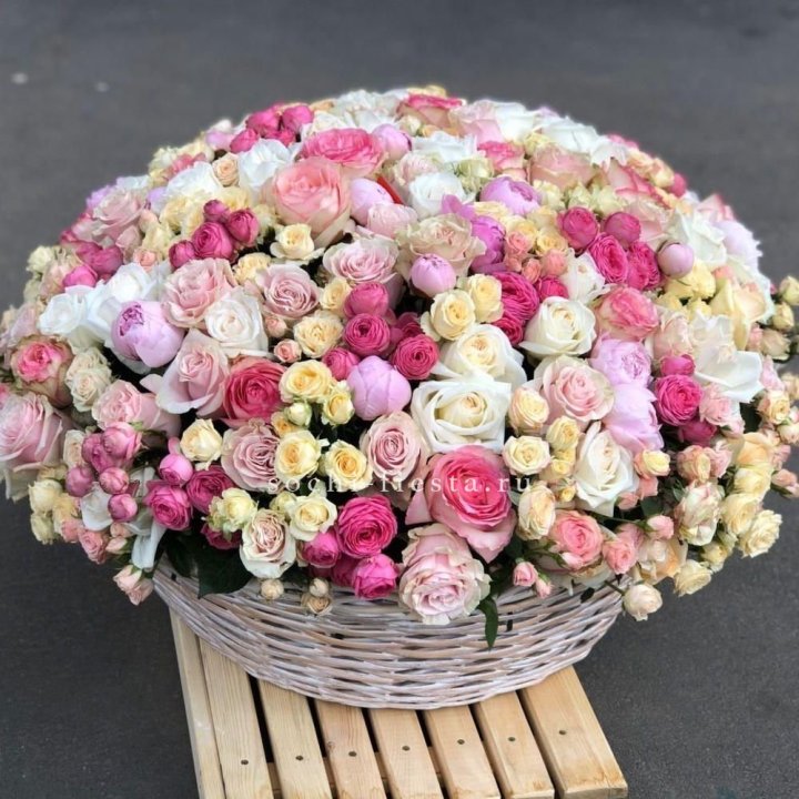 Цветочная корзина из пионов и пионовидных роз "Юниверсити" в Иркутске