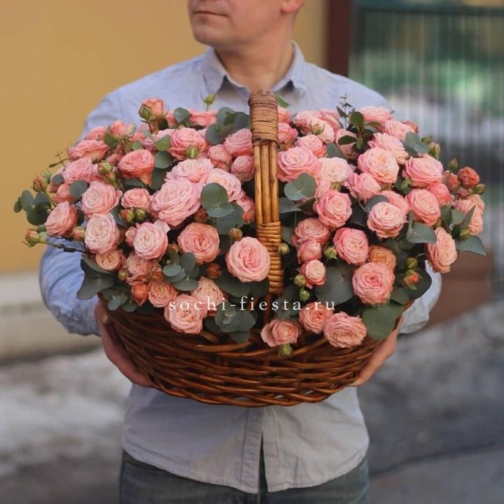 Корзина из 101 пионовидной розы в Иркутске