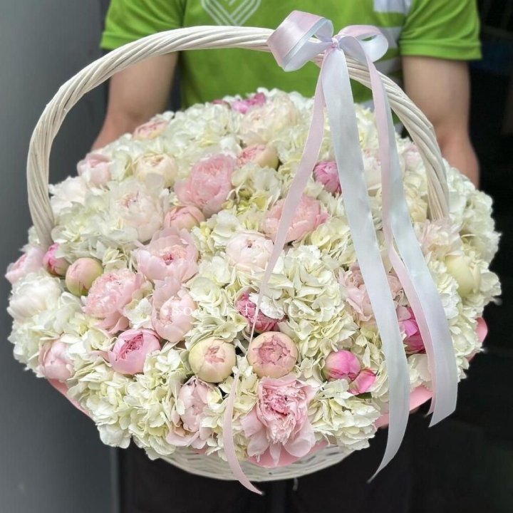 Премиум корзина гортензий и пионов в Иркутске