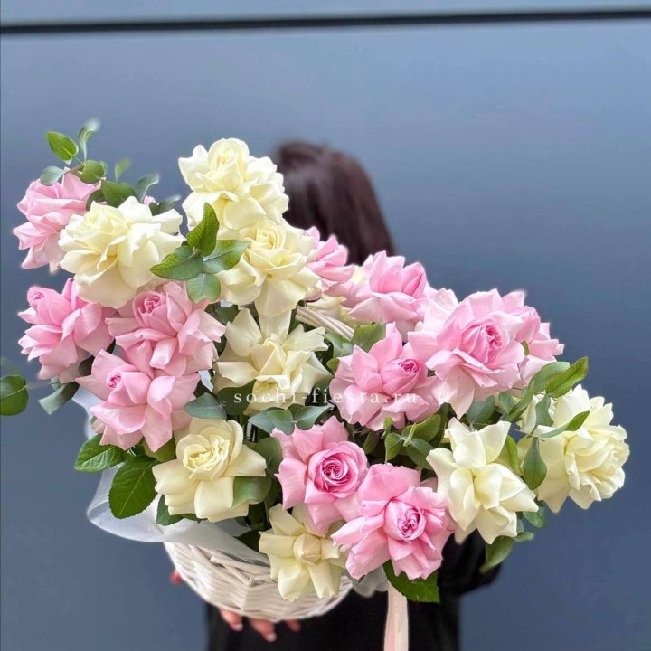 25 Французских роз в корзине в Иркутске