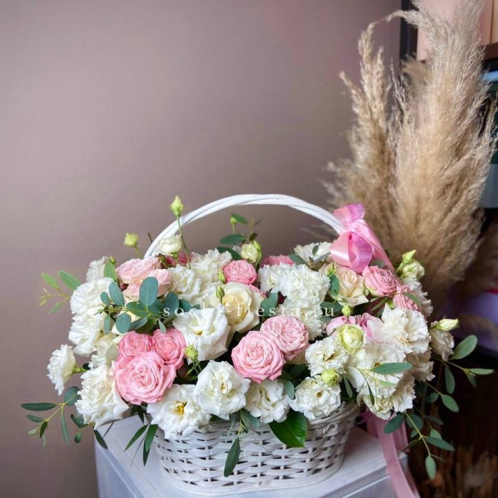 Цветочная корзина "Пинки вайт" в Иркутске