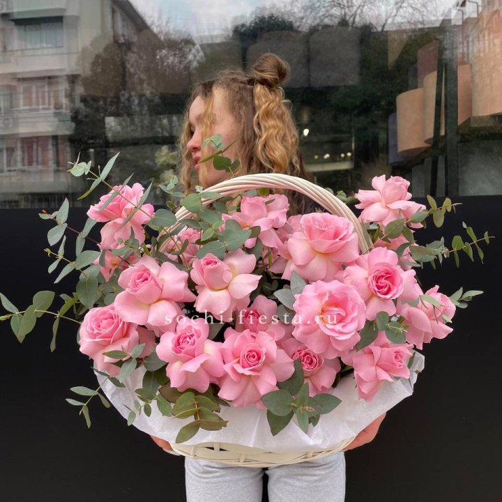 25 роз в цветочной корзине  в Иркутске