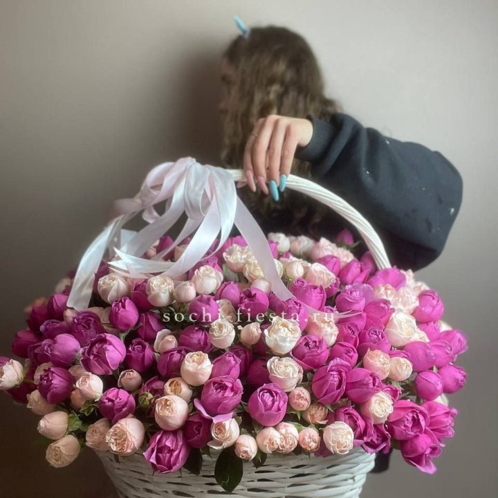 Премиум корзина пионовидных кустовых роз в Иркутске