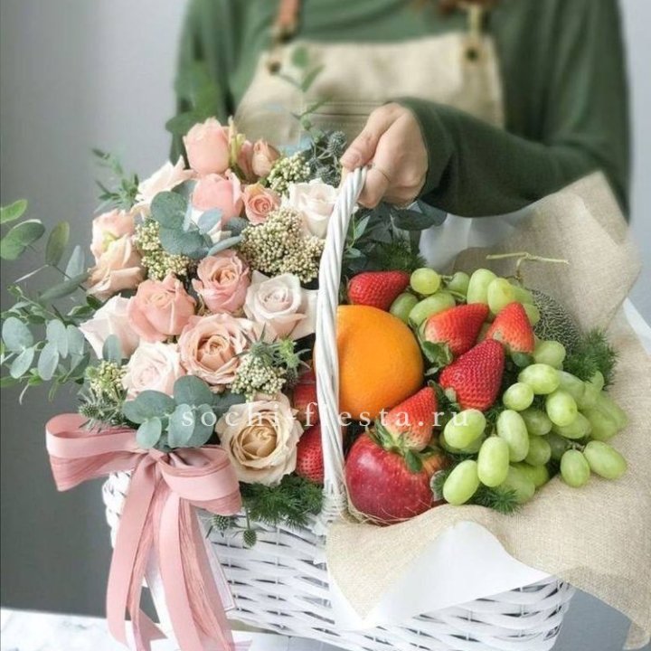 Фруктовая корзина c цветами в Иркутске