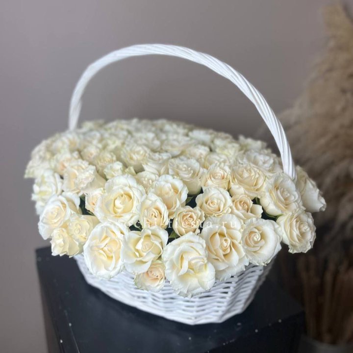 101 белая роза в корзине в Иркутске