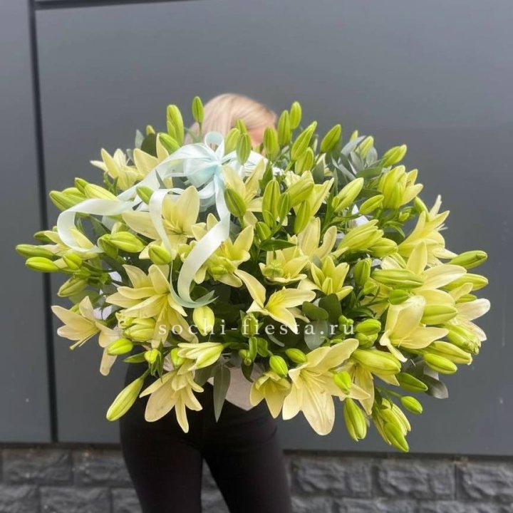 Лилии в корзине в Иркутске