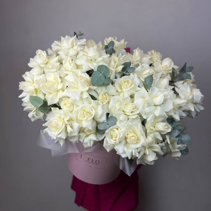 37 белых роз в боксе в Иркутске