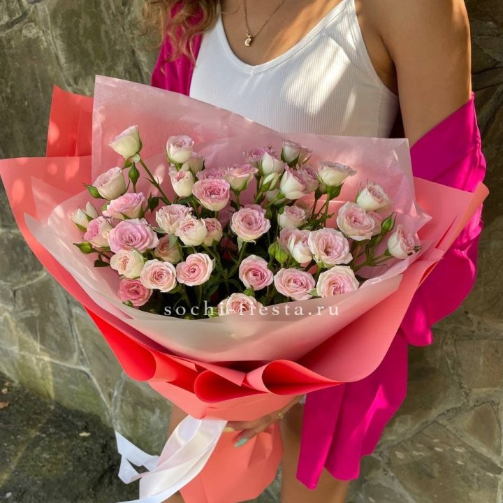 Розовые кустовые розы в Иркутске