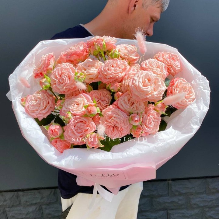 Пионовидные розы Мадам Бомбастик в Иркутске