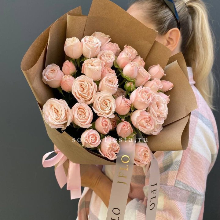 Кустовые розы Бомбастик в крафте в Иркутске