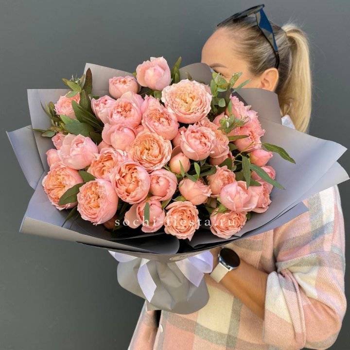 Букет с пионовидными розами "Пивайн" в Иркутске