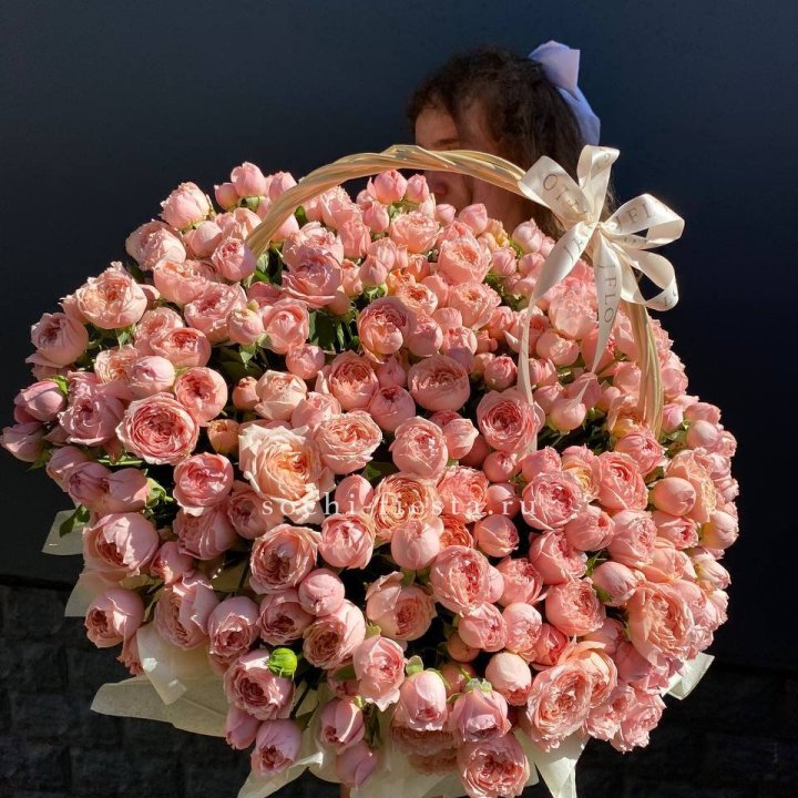 Корзина из пионовидных роз в Иркутске
