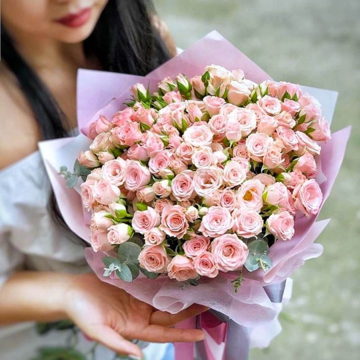 Кустовые розы с эвкалиптом в Иркутске