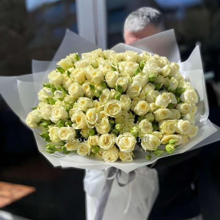 Белые кустовые розы 31 шт в Иркутске