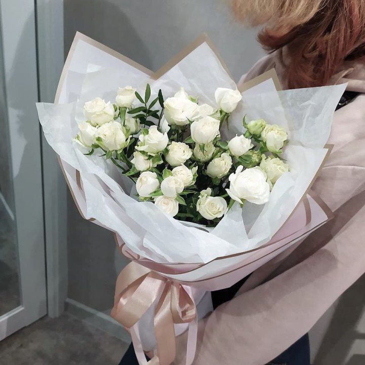 Белоснежные кустовые розы в Иркутске