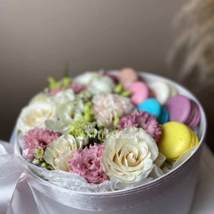 Цветы в цилиндре с макаронс "Прованс" в Иркутске
