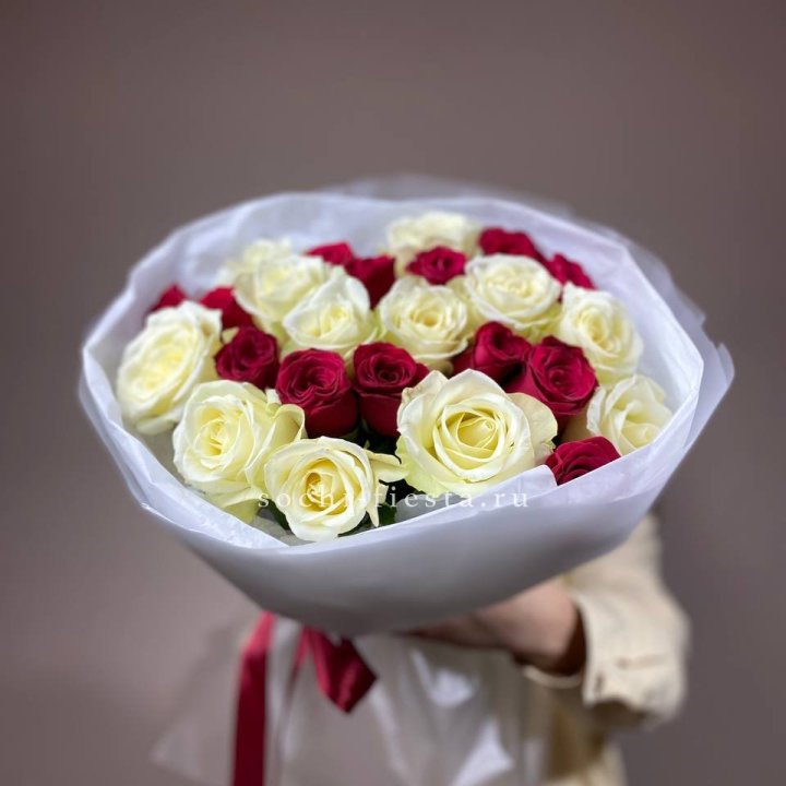 Букет их красных и белых 25 роз в Иркутске