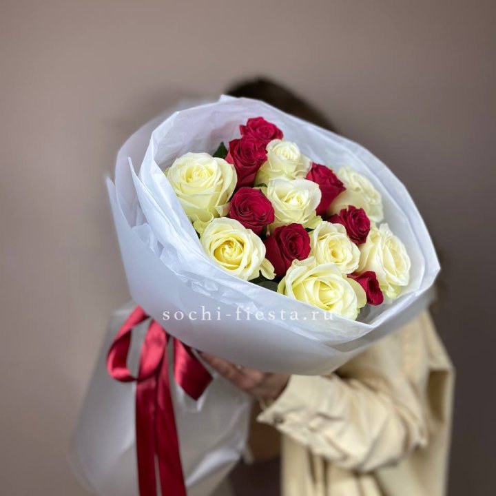 Букет из красных белых 15 роз в Иркутске