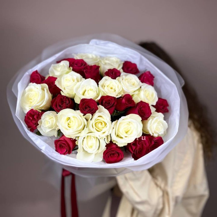 Букет из красных белых 35 роз в Иркутске