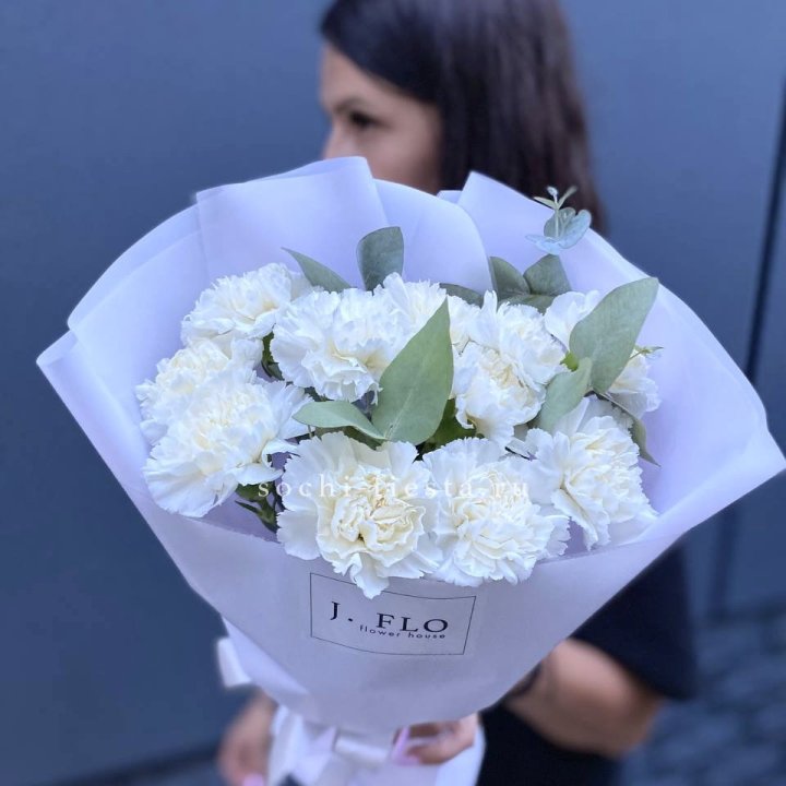 Букет белых диантусов с эвкалиптом в Иркутске