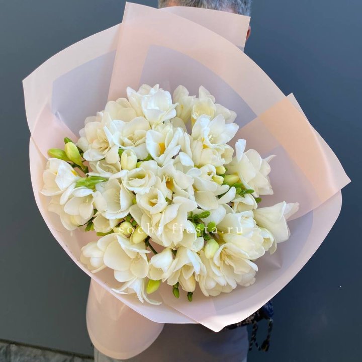 Букет белых фрезий  в Иркутске
