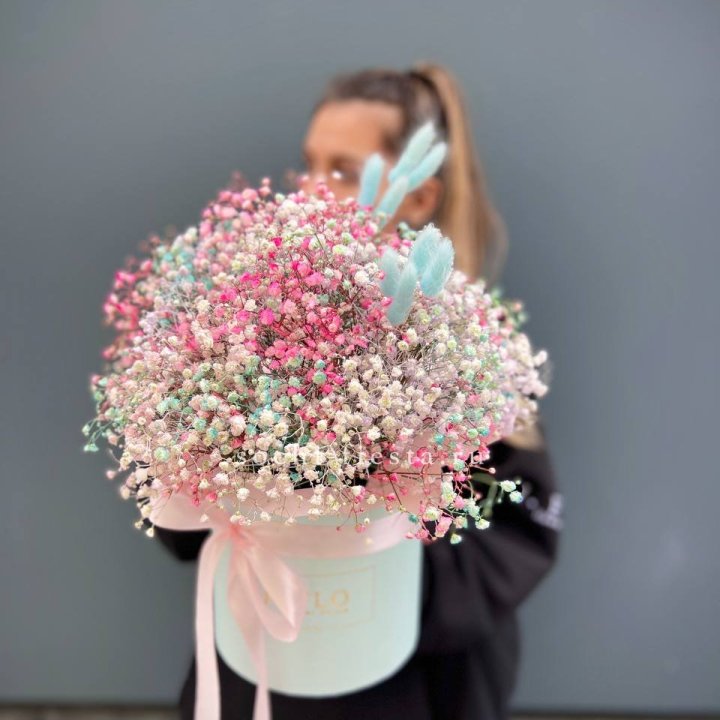 9 Радужных гипсофилы в шляпной коробке в Иркутске