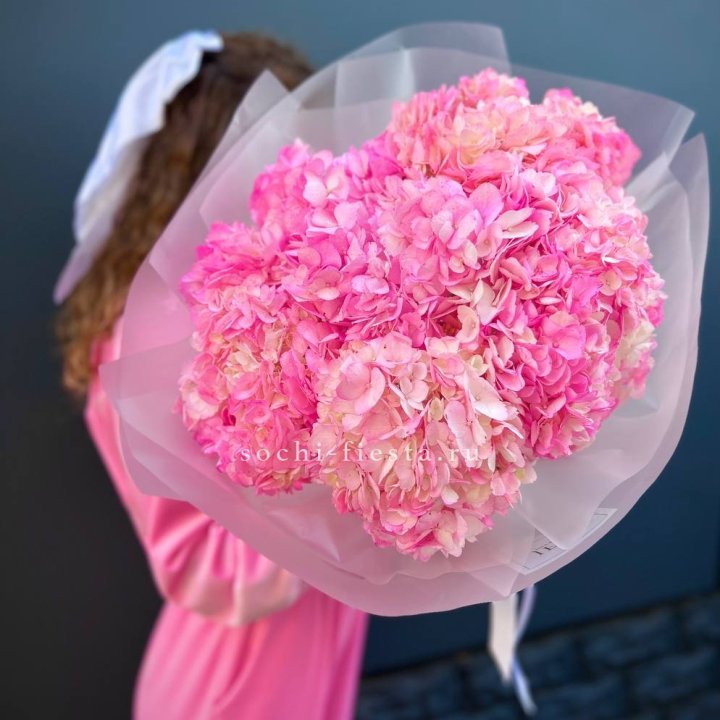 7 ярко розовых гортензий в Иркутске