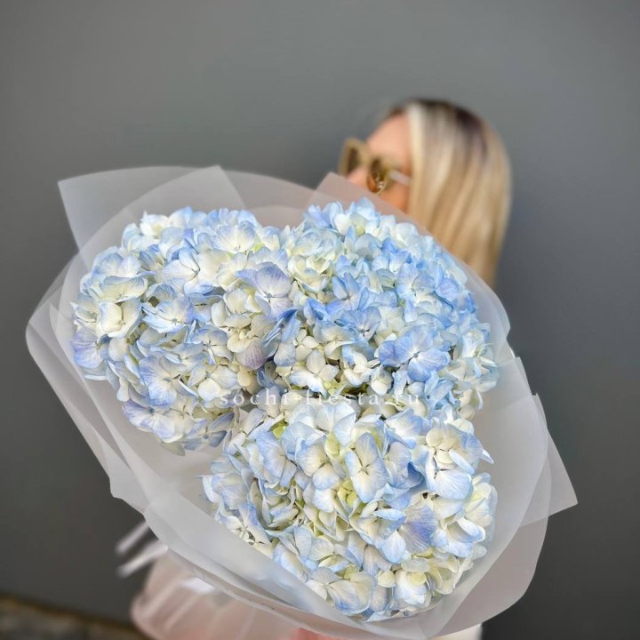 Букет из 3 голубых гортензий  в Иркутске