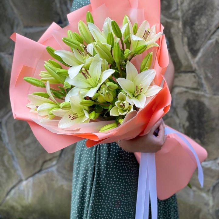 Букет из 7 белых лилий в Иркутске