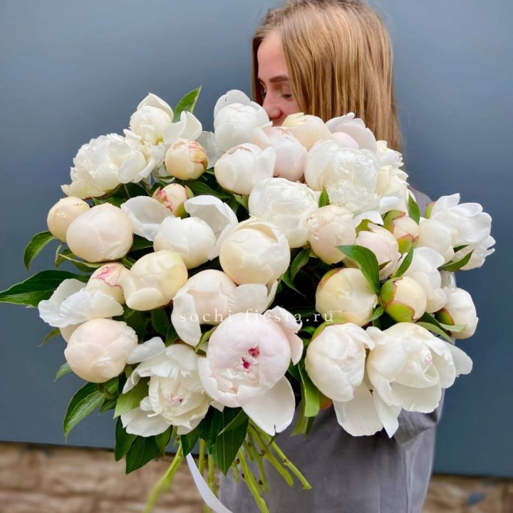Охапка пионов в Иркутске