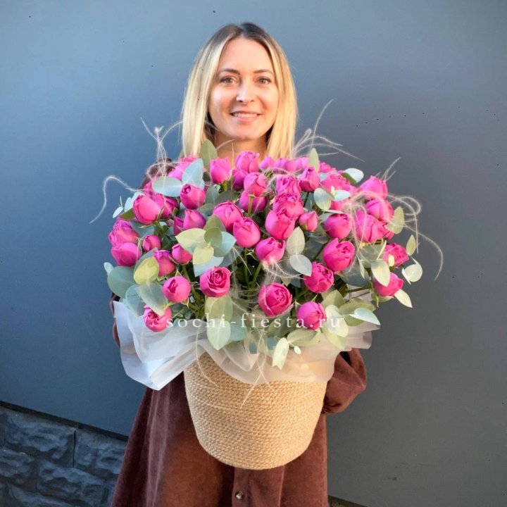 Пионовидные розы  в джутовом кашпо  в Иркутске