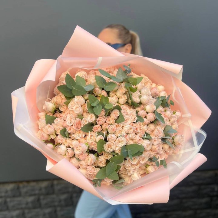 101 кустовая роза с эвкалиптом в Иркутске