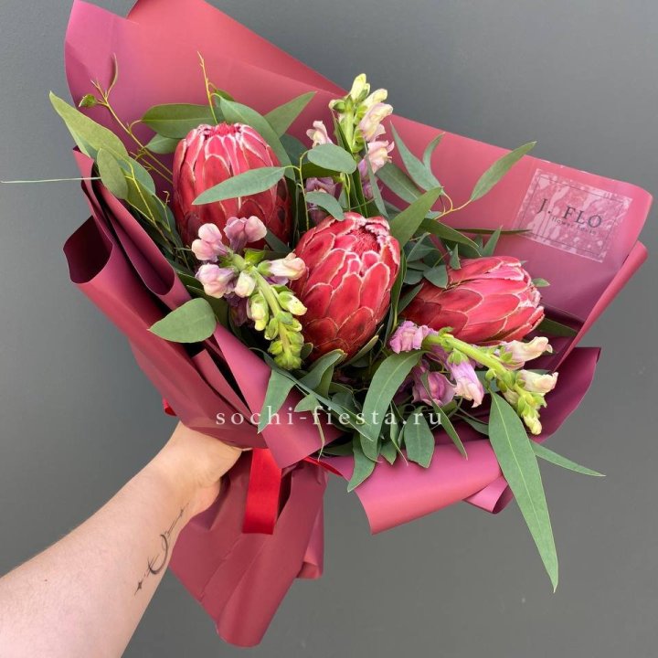 Букет из протеи "Квин" в Иркутске