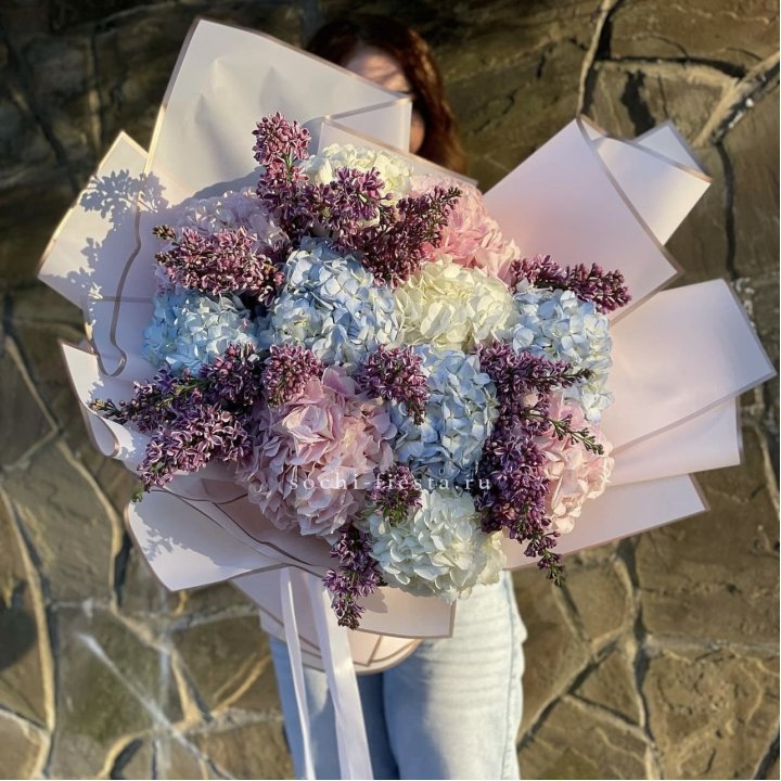 Букет гортензии с сиренью в Иркутске
