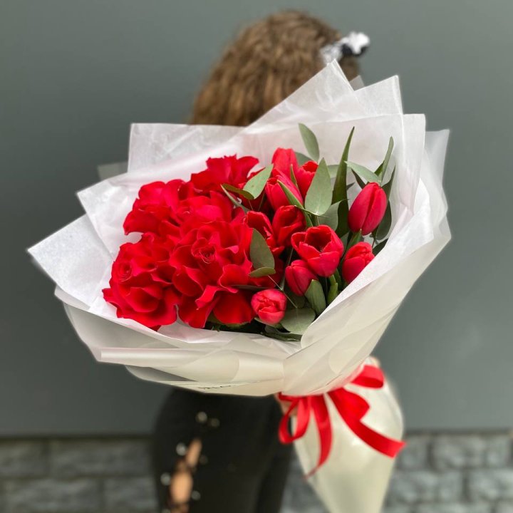 Дуо тюльпаны и розы в Иркутске