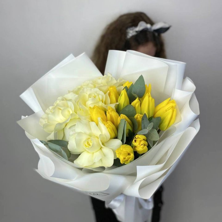 Дуо жёлтые тюльпаны и розы в Иркутске
