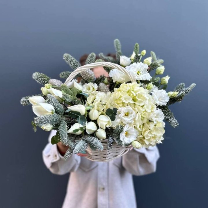 Новогодняя корзина с цветами в Иркутске