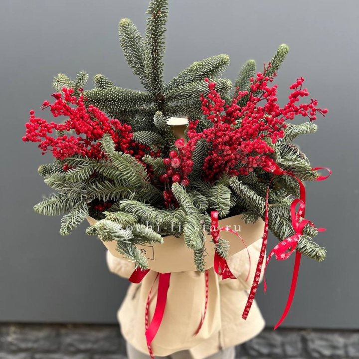 Букет нобилиса и ягод в Иркутске